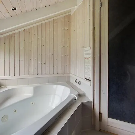 Three-bedroom Holiday In * Hals