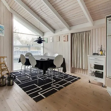 Three-bedroom Holiday In * Hals