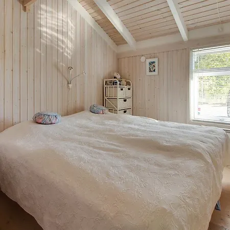 Three-bedroom Holiday In * Hals